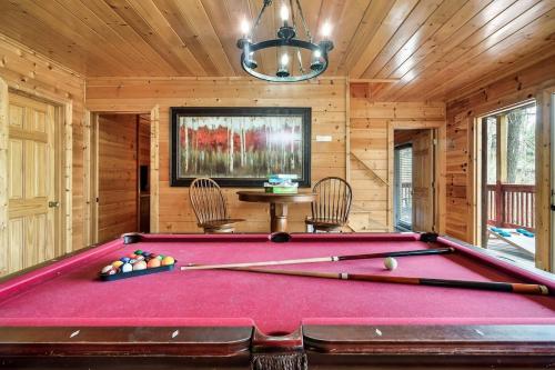 Kate's Cabin - 3 min to Dollywood! Cabin with Hot tub, Game Room, and Resort Pool! photo 31
