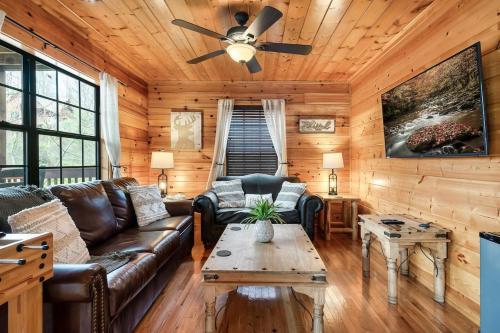 Kate's Cabin - 3 min to Dollywood! Cabin with Hot tub, Game Room, and Resort Pool! photo 29