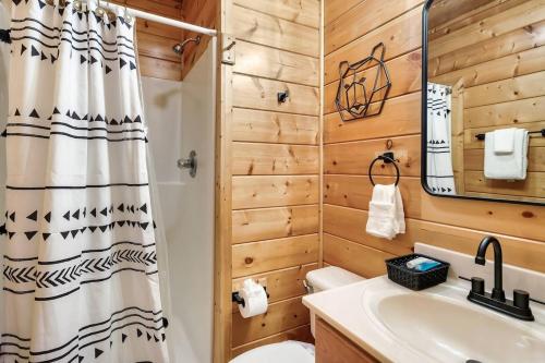 Kate's Cabin - 3 min to Dollywood! Cabin with Hot tub, Game Room, and Resort Pool! photo 42