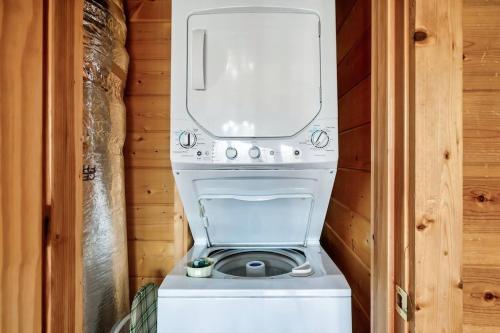 Kate's Cabin - 3 min to Dollywood! Cabin with Hot tub, Game Room, and Resort Pool! photo 45