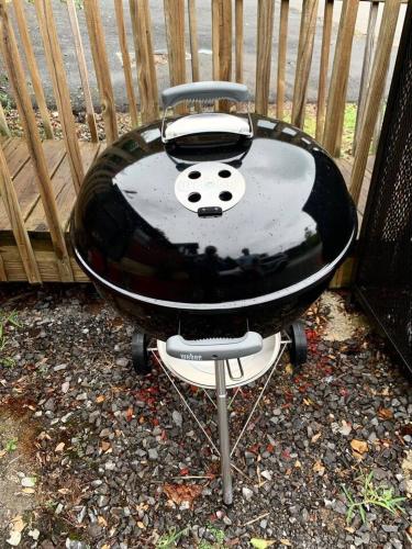 a black and white tub sitting on a chair at Kate's Cabin - 3 min to Dollywood! Cabin with Hot tub, Game Room, and Resort Pool! in Sevierville