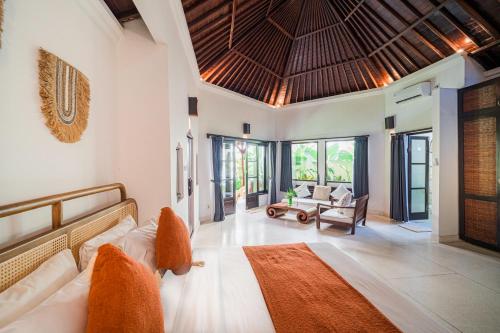 una sala de estar con un sofá y una mesa en Villa Coconut Heaven by Bali Villa Solutions, en Seminyak