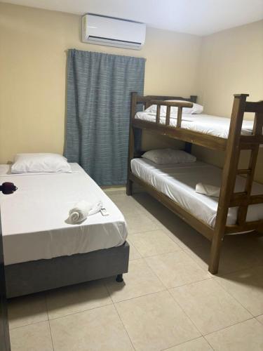 a room with two bunk beds and a window at Aptos KARS in Ríohacha