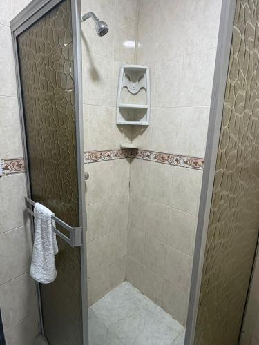 a bathroom with a shower with a shower at Aptos KARS in Ríohacha