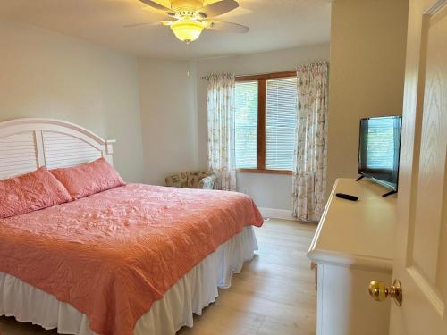 Postel nebo postele na pokoji v ubytování Updated Listing! 4 min to Beach, Pool, Spa, Games