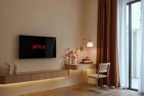 TV a/nebo společenská místnost v ubytování Homestay & Hotel Concept Maison