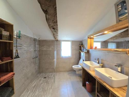 une salle de bain avec un lavabo et des toilettes dans l'établissement Charmant gîte en pierre avec piscine partagée, WiFi, proche de Bergerac - FR-1-616-490, à Lamonzie-Saint-Martin