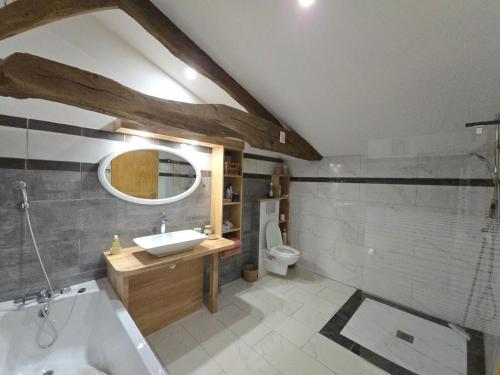 une salle de bain avec un lavabo, une baignoire et des toilettes dans l'établissement Charmant Gîte en Périgord Pourpre avec Wifi et Terrasse Privée - FR-1-616-491, à Lamonzie-Saint-Martin