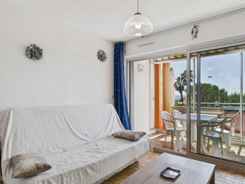 un salon avec un canapé et une table dans l'établissement Studio proche plage au Grau d'Agde, idéal famille - FR-1-423-328, au Grau-dʼAgde