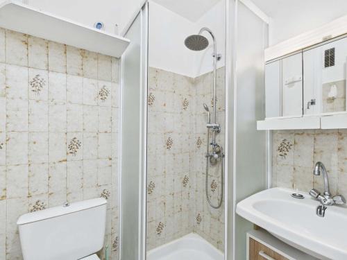 une salle de bain avec une douche, des toilettes et un lavabo dans l'établissement Studio proche plage au Grau d'Agde, idéal famille - FR-1-423-328, au Grau-dʼAgde