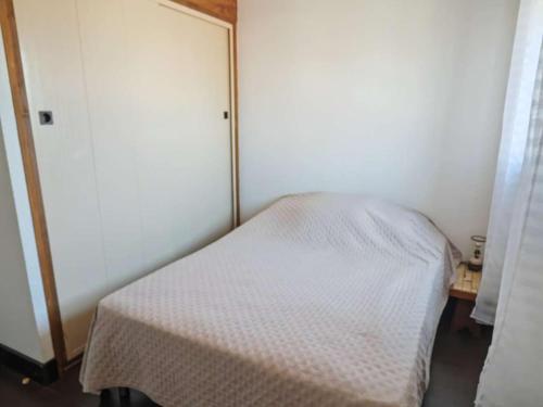 - une petite chambre avec un lit et un placard dans l'établissement Appartement climatisé avec terrasse, parking privatif à Le Barcarès - FR-1-195-122, au Barcarès