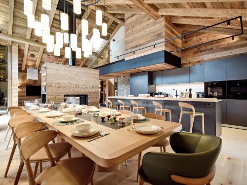 une salle à manger avec une longue table et des chaises dans l'établissement Chalet de location à Les Allues - FR-1-613-139, à Les Allues