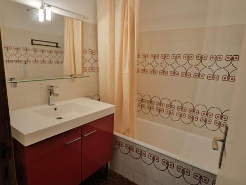 une salle de bain avec un lavabo et une baignoire dans l'établissement Appartement climatisé avec terrasse, parking privatif à Le Barcarès - FR-1-195-122, au Barcarès