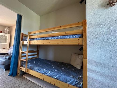 une chambre avec deux lits superposés dans une pièce dans l'établissement Studio cabine avec loggia et parking, proche plage - FR-1-338-626, à Sète