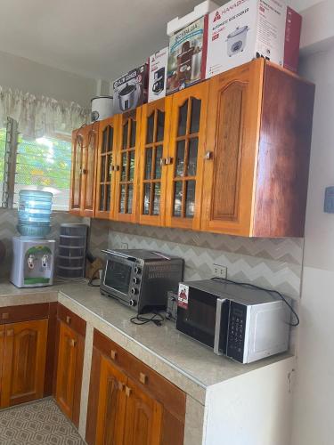 a kitchen with a microwave and microwaves on a counter at Villa Palanca in Candelaria