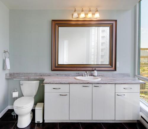 Ένα μπάνιο στο Luxury 2BR Designer Apartment In The Heart Of Downtown!