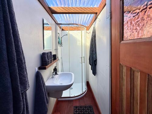 Ένα μπάνιο στο Studio Twenty5, Unique Poolside Retreat Near Nelson