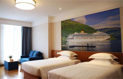 Postel nebo postele na pokoji v ubytování Linjiang International Cruise Hotel Baoyang Road