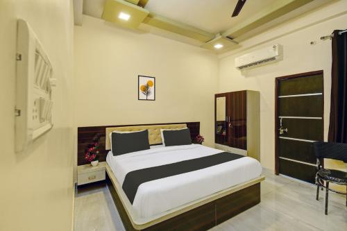 a bedroom with a large bed in a room at Hotel O Neelkanth in Jaipur