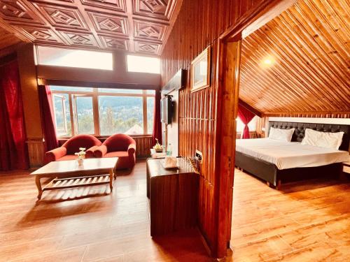 Postel nebo postele na pokoji v ubytování The Manali Town # Top Rated and Most Awarded property in Manali # Parking # Restaurant