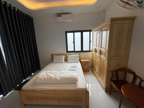a bedroom with a bed and a window at Oyster Homestay in Chợ Phước Hải
