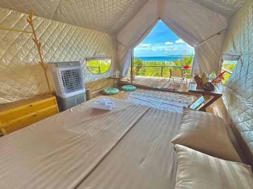 Posto letto in tenda con vista sull'oceano. di Skyline Phú Yên's Bungalow a Tuy An