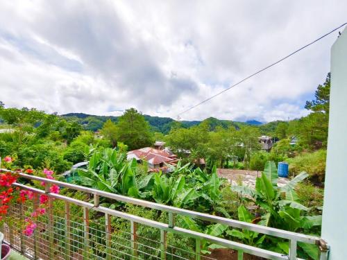 Blick auf den Garten vom Balkon eines Hauses in der Unterkunft Best Barkada Staycation in Sagada - Unit 2 in Sagada