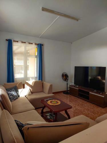 Una televisión o centro de entretenimiento en Seaview escape Baie Malgache