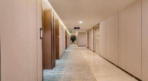a hallway of an office building with a long corridor at Shanshui Trends Hotel-Bantian Dong Branch in Shenzhen