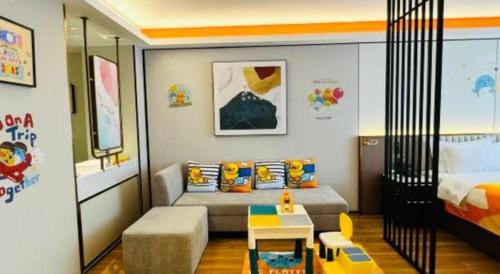 a small bedroom with a bed and a table at Shanshui Trends Hotel-Bantian Dong Branch in Shenzhen