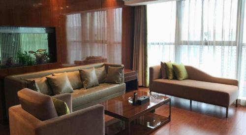a living room with a couch and a table at Yongzhou Chuang Fa Cheng XiaoXiangYi Hotel in Guzhuting