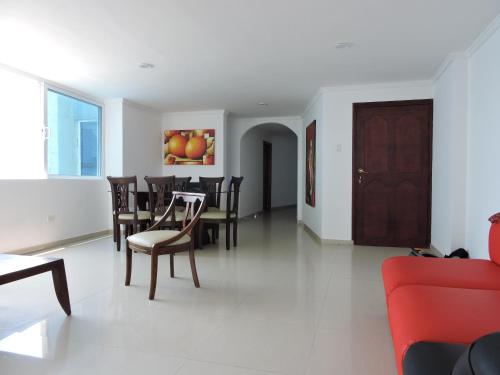 sala de estar con mesa y sillas en Apartamento Laguito Bocagrande, en Cartagena de Indias