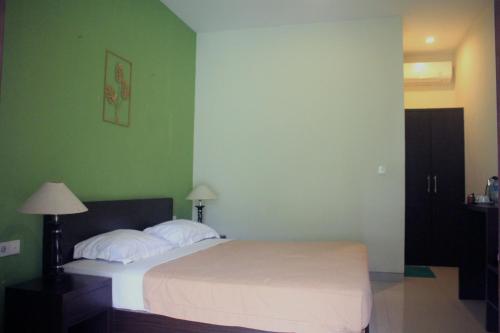 Postel nebo postele na pokoji v ubytování mascot hotel senggigi