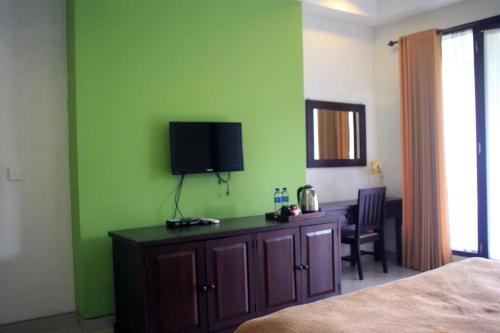 TV a/nebo společenská místnost v ubytování mascot hotel senggigi