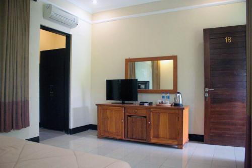 TV a/nebo společenská místnost v ubytování mascot hotel senggigi