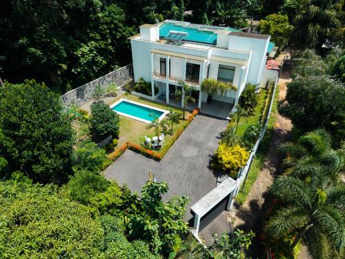 una vista aérea de una casa con piscina en TridentKandy, en Kandy