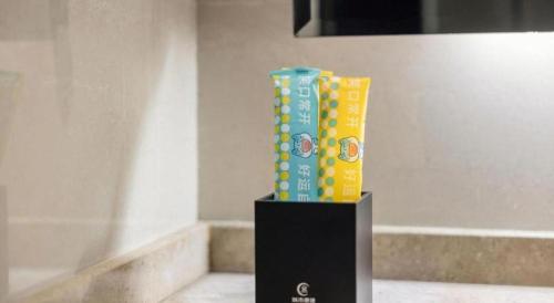 a black box with a vase and two coupons at City Comfort Inn Beiliu Yongfeng Plaza Chengnan Bus Station in Yulin
