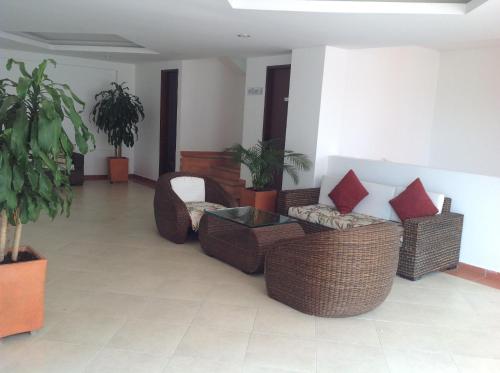 a living room with wicker chairs and a table at Apto 501 E Alto del Fonce in San Gil