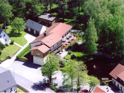 una vista aérea de una casa con patio en Landpension Heidi Machold, en Weissenstadt