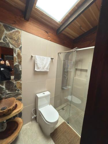 a bathroom with a toilet and a shower at Casa Campestre Los Nevados Patio Bonito in Estación El Salto