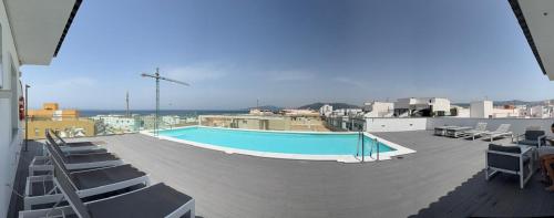 a swimming pool on the roof of a building at Apartamento Vacacional Manoli in Tarifa