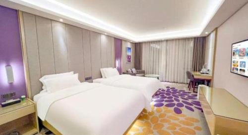a large hotel room with two beds in it at Lavande Hotel Huizhou Shiwan in Huizhou