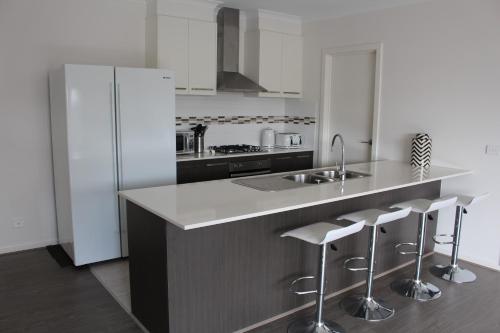 Dapur atau dapur kecil di Palm Grove Beach House Dromana