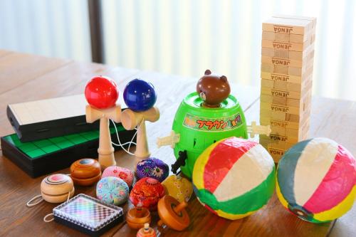 a wooden table with toys and balls on it at Nasu Ichiya Hotel in Nasu
