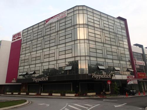 un edificio grande con muchas ventanas en Hotel Trillium, en Kuala Lumpur
