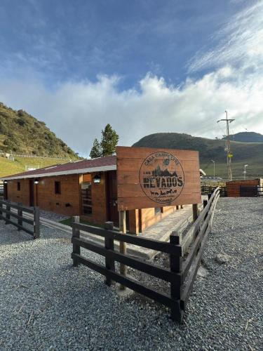 a sign in front of a building with a fence at Casa Campestre Los Nevados Patio Bonito in Estación El Salto
