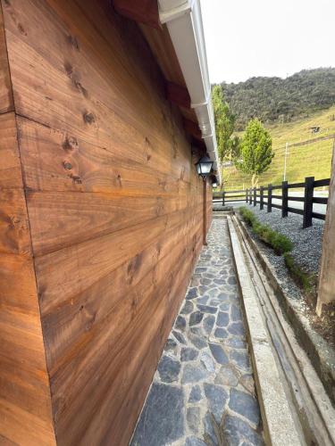 a wooden wall on the side of a house at Casa Campestre Los Nevados Patio Bonito in Estación El Salto
