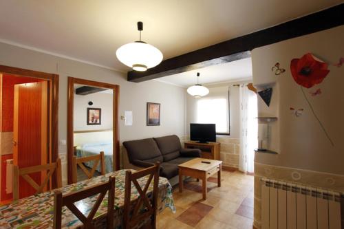 a living room with a couch and a table at Apartamentos Hervasypunto in Hervás