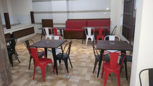 Un restaurante o sitio para comer en Legenda Beril Hostel