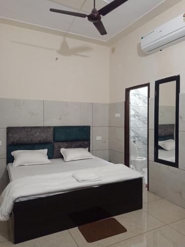 Ένα ή περισσότερα κρεβάτια σε δωμάτιο στο Neera home stay